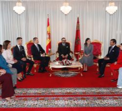 Sus Majestades los Reyes junto a la Familia Real marroquí en la sala de autoridades del Aeropuerto de Rabat a su llegada a Marruecos