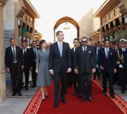 Sus Majestades los Reyes junto a Su Majestad el Rey Mohamed VI durante la ceremonia de bienvenida en el Palacio Real de Rabat