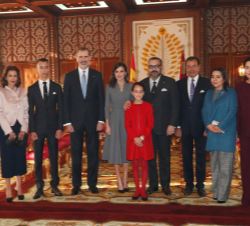 Sus Majestads los Reyes con la Familia Real de Marruecos tras la ceremonia de bienvenida
