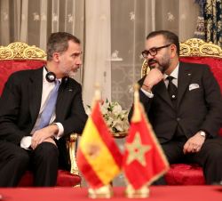 Don Felipe y el Rey de Marruecos conversan momentos antes de la firma de varios acuerdos bilaterales
