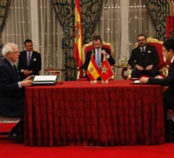Don Felipe y el Rey Mohamed VI durante la firma del Memorándum de Entendimiento para el establecimiento de una Asociación Estratégica Global entre el 