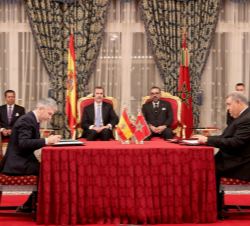 Los Reyes de España y de Marruecos durante la firma del Convenio bilateral en materia de Lucha contra la Delincuencia entre los Ministerios de Interio