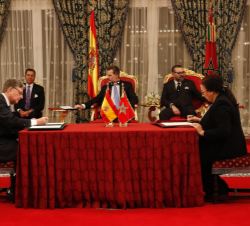 Don Felipe y Mohamed VI durante la firma del Memorándum de Entendimiento sobre la organización de una exposición sobre las Colecciones Reales de los d