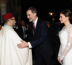Su Majestad el Rey recibe el saludo del Rey de Marruecos a su llegada al Palacio Real de Rabat para asistir a la cena de gala ofrecida en su honor