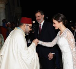 Su Majestad la Reina recibe el saludo del Rey de Marruecos a su llegada al Palacio Real de Rabat para asistir a la cena de gala ofrecida en su honor