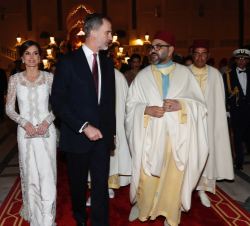 Sus Majestades los Reyes con el Rey Mohamed VI a su llegada al Palacio Real de Rabat para asistir a la cena de gala ofrecida en su honor