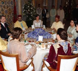 Sus Majestades los Reyes con la Familia Real marroquí momentos antes de dar comienzo la cena de gala ofrecida en su honor