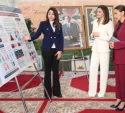 Su Majestad la Reina en la Escuela de la Segunda Oportunidad recibe las explicaciones del proyecto sobre un panel
