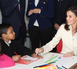 Su Majestad la Reina conversa con unos alumnos de la Escuela de la Segunda Oportunidad