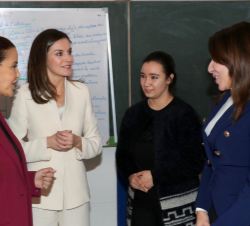 Su Majestad la Reina conversa con profesoras de la Escuela de la Segunda Oportunidad