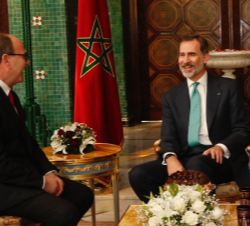 Su Majestad el Rey durante su encuentro con el presidente de la Cámara de Consejeros del Reino de Marruecos, Hakim Benchamach