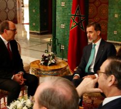 Su Majestad el Rey durante su encuentro con el presidente de la Cámara de Consejeros del Reino de Marruecos, Hakim Benchamach