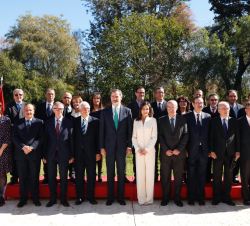 Fotografía de grupo de Sus Majestades los Reyes con una representación de hispanistas y escritores marroquíes en lengua española