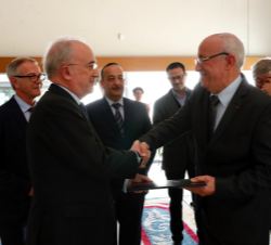 Entrega por el director de la RAE de la credencial como académico correspondiente de la Real Academia Española al profesor Hossain Bouzineb, durante l