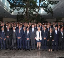 Su Majestad el Rey junto a las autoridades, empresarios marroquíes y miembros del Consejo Económico Marruecos-España (CEMAES)