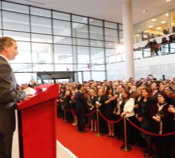 Su Majestad el Rey durante su discurso en la recepción a la colectividad española en Marruecos