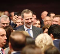 Su Majestad el Rey conversa con los asistentes a la recepción a la colectividad española en Marruecos