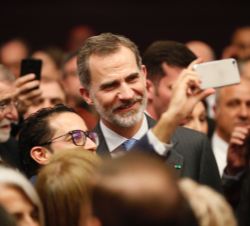 Su Majestad el Rey junto a los asistentes a la recepción a la colectividad española