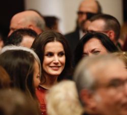 Su Majestad la Reina conversa con los asistentes a la recepción a la colectividad española en Marruecos