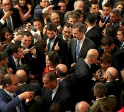 Sus Majestades los Reyes entre los asistentes a la recepción a la colectividad española en Marruecos