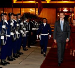 Sus Majestades los Reyes ante el cordón de honor en su despedida del Viaje de Estado al Reino de Marruecos