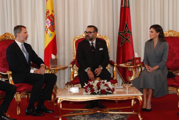 Sus Majestades los Reyes junto a Su Majestad el Rey Mohamed VI en la sala de autoridades del Aeropuerto de Rabat a su llegada a Marruecos