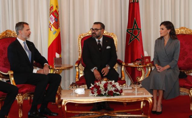 Sus Majestades los Reyes junto a Su Majestad el Rey Mohamed VI en la sala de autoridades del Aeropuerto de Rabat a su llegada a Marruecos