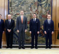 Don Felipe acompañado por el Primer Ministro de Luxemburgo, Xavier Bettel; el secretario de Estado de Asuntos Exteriores; el embajador de España en Lu
