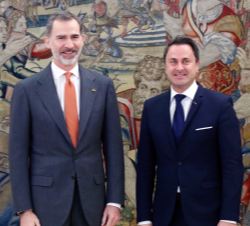 Don Felipe acompañado por el Primer Ministro de Luxemburgo, Xavier Bettel