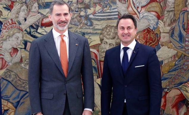 Don Felipe acompañado por el Primer Ministro de Luxemburgo, Xavier Bettel