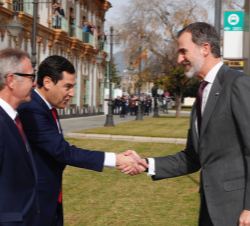 Su Majestad el Rey recibe el saludo de Juan Manuel Moreno, presidente de la Junta de Andalucía