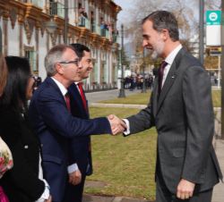 Don Felipe es saludado por José Guirao, ministro de Cultura y Deporte