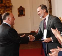 Su Majestad el Rey entrega el galardón a José Andrés