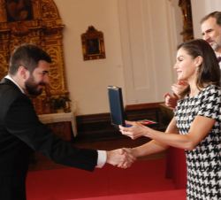 Doña Letizia entrega la medalla de oro a Miguel Aute que recoge el premio en nombre de su padre Luis Eduardo Aute