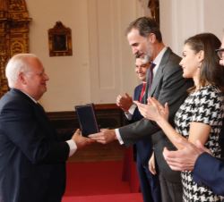 Juan Echanove recoge la medalla de manos de Don Felipe