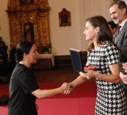 Su Majestad la Reina entrega la medalla de oro a Eva Yerbabuena, bailaora y coreógrafa