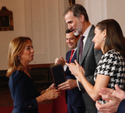Don Felipe entrega el premio, concedido a título postumo a Dámaso González Carrasco, a Felisa Taruella su viuda