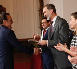 Don Felipe entrega el galardón al compositor Alberto Iglesias