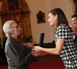 Consuelo Martínez-Correcher galerista y paisajista recibe la medalla de oro de Su Majestad la Reina