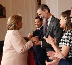 Don Felipe entrega el premio otrogado a título póstumo a la mecenas y promotora cultural María del Carmen Mateu, a su hija Isabel Suqué