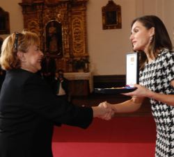 Doña Letizia entrega la medalla de oro a la actriz Maria Luisa Merlo