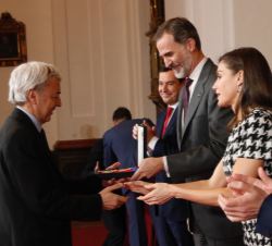 El arquitecto Enrique Sobejano recibe de Don Felipe la medalla de oro