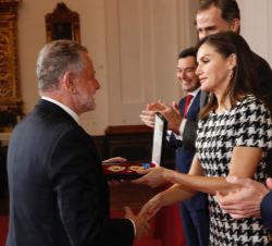 Su Majestad la Reina entrega el galardón a José María Ortega, decorador