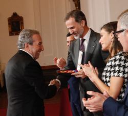 Don Felipe entrega la medalla de oro al cantautor y compositor, Jose Luis Perales 