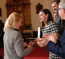 Doña Letizia entrega la medalla de oro a la mecenas Maria Isabel Ruiz