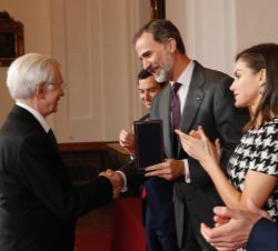 Don Felipe entrega la medalla de oro al mecenas Oscar Alzaga