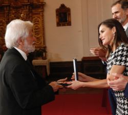 Su Majestad la Reina entrega la medalla de oro al traductor literario Miguel Saénz