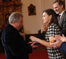 Doña Letizia entrega la medalla de oro al escritor Jordi Sierra
