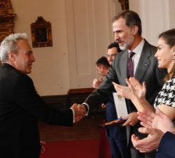 David Summers de la banda española de pop rock "Hombres G" recibe de Su Majestad el Rey la Medalla de oro