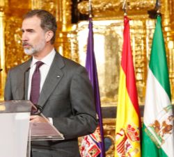 Don Felipe durante su intervención ante los premiados y tras la entrega de premios